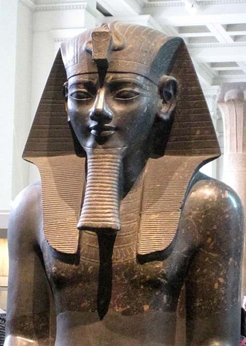Statuia colosala a lui Amenhotep III din British Museum