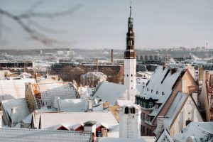 Tallinn, capitala țării, este faimos pentru Orașul Vechi