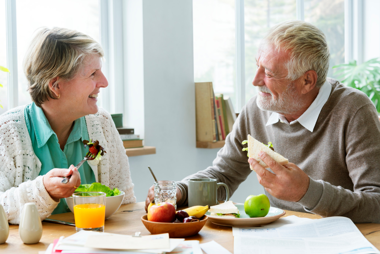 Importanța Vitaminelor pentru Persoanele în Vârstă: Motive și Beneficii