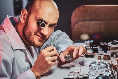 Cum influențează marca și modelul valoarea unui ceas?