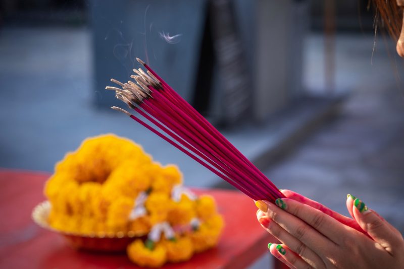 Cum să depozitez corect bețișoarele parfumate pentru a le păstra aroma?