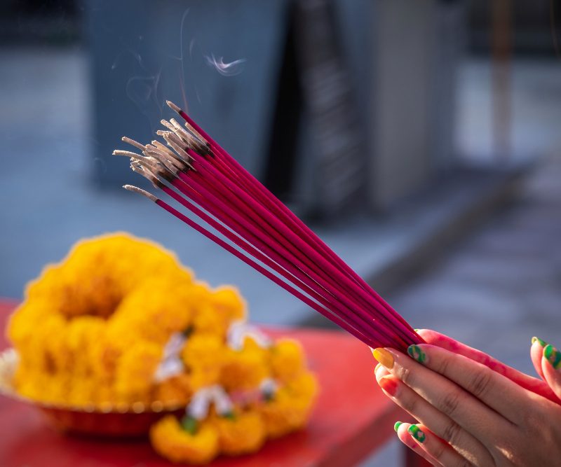 Cum să depozitez corect bețișoarele parfumate pentru a le păstra aroma?