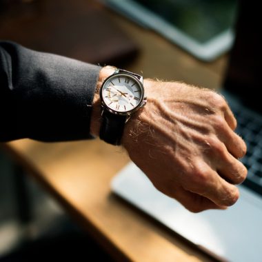 Cum influențează poziția în care depozitez ceasul mecanic precizia acestuia?