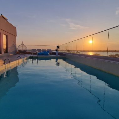 5 secrete pe care nu ți le spune nimeni despre vacanța la o vilă cu piscina