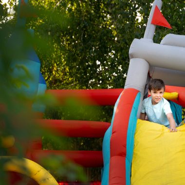 De unde cumpăr un tobogan gonflabil în siguranță: producător, distribuitor sau marketplace?