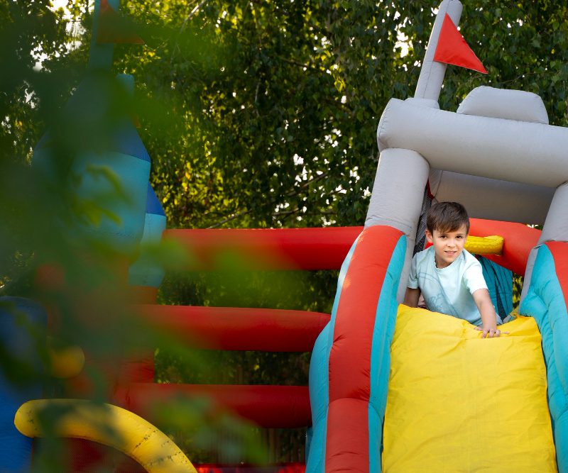 De unde cumpăr un tobogan gonflabil în siguranță: producător, distribuitor sau marketplace?