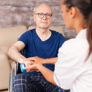 Cum gestionează căminele de bătrâni tulburările de comportament ale rezidenților